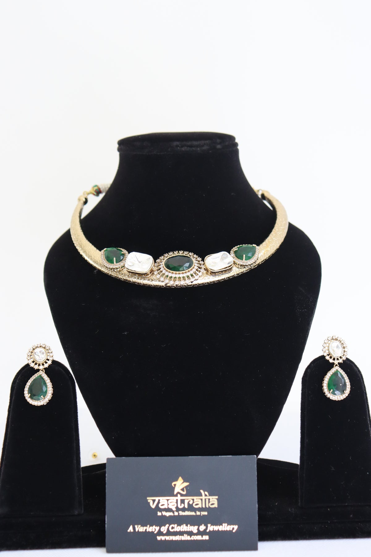 Emerald Kundan Textured Gold Hasli Choker Necklace Set
