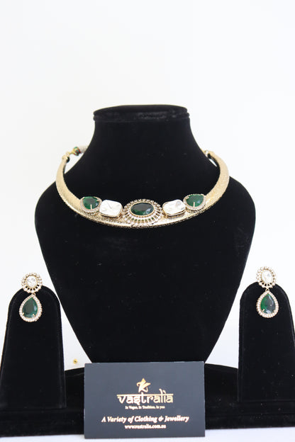 Emerald Kundan Textured Gold Hasli Choker Necklace Set