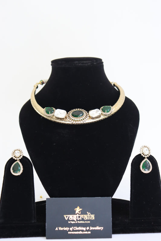 Emerald Kundan Textured Gold Hasli Choker Necklace Set