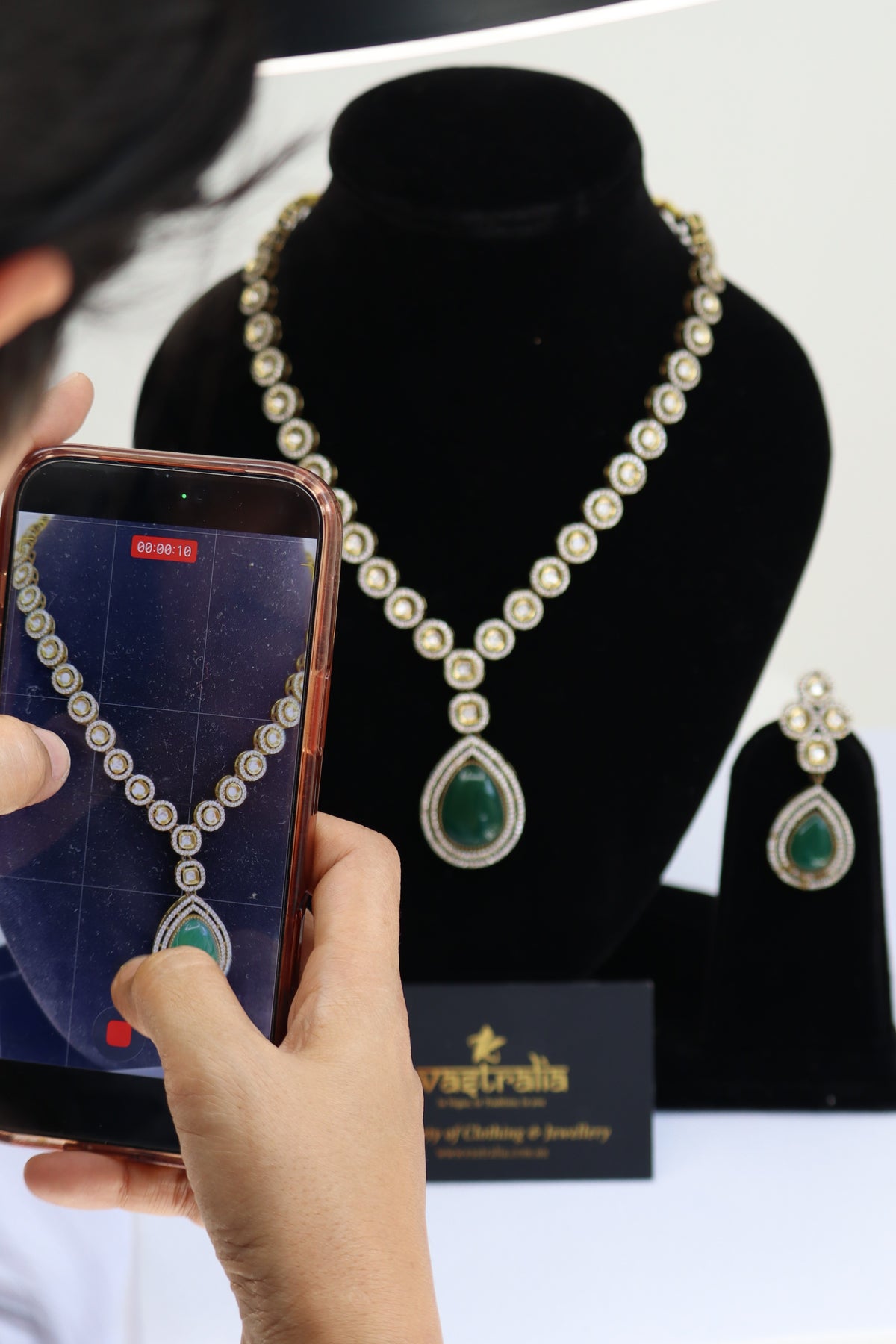 Emerald Teardrop Pendant Single-Line Kundan Necklace Set