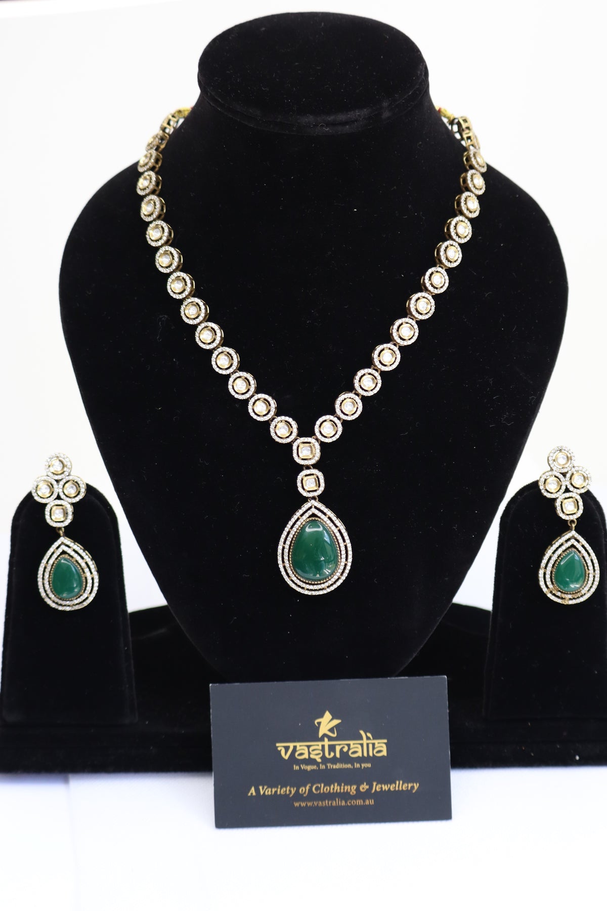Emerald Teardrop Pendant Single-Line Kundan Necklace Set
