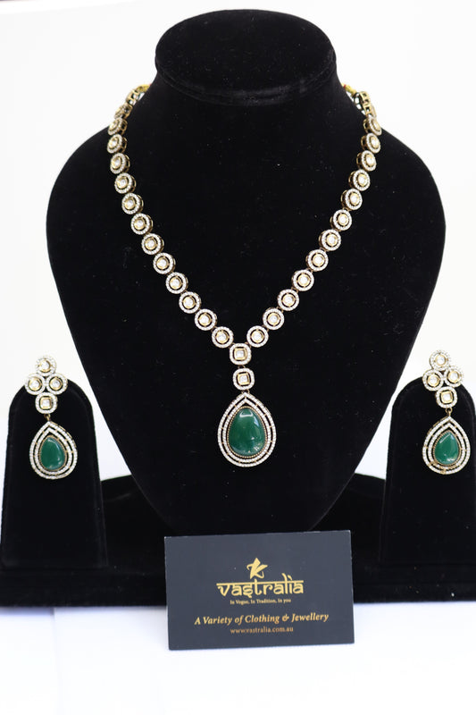 Emerald Teardrop Pendant Single-Line Kundan Necklace Set